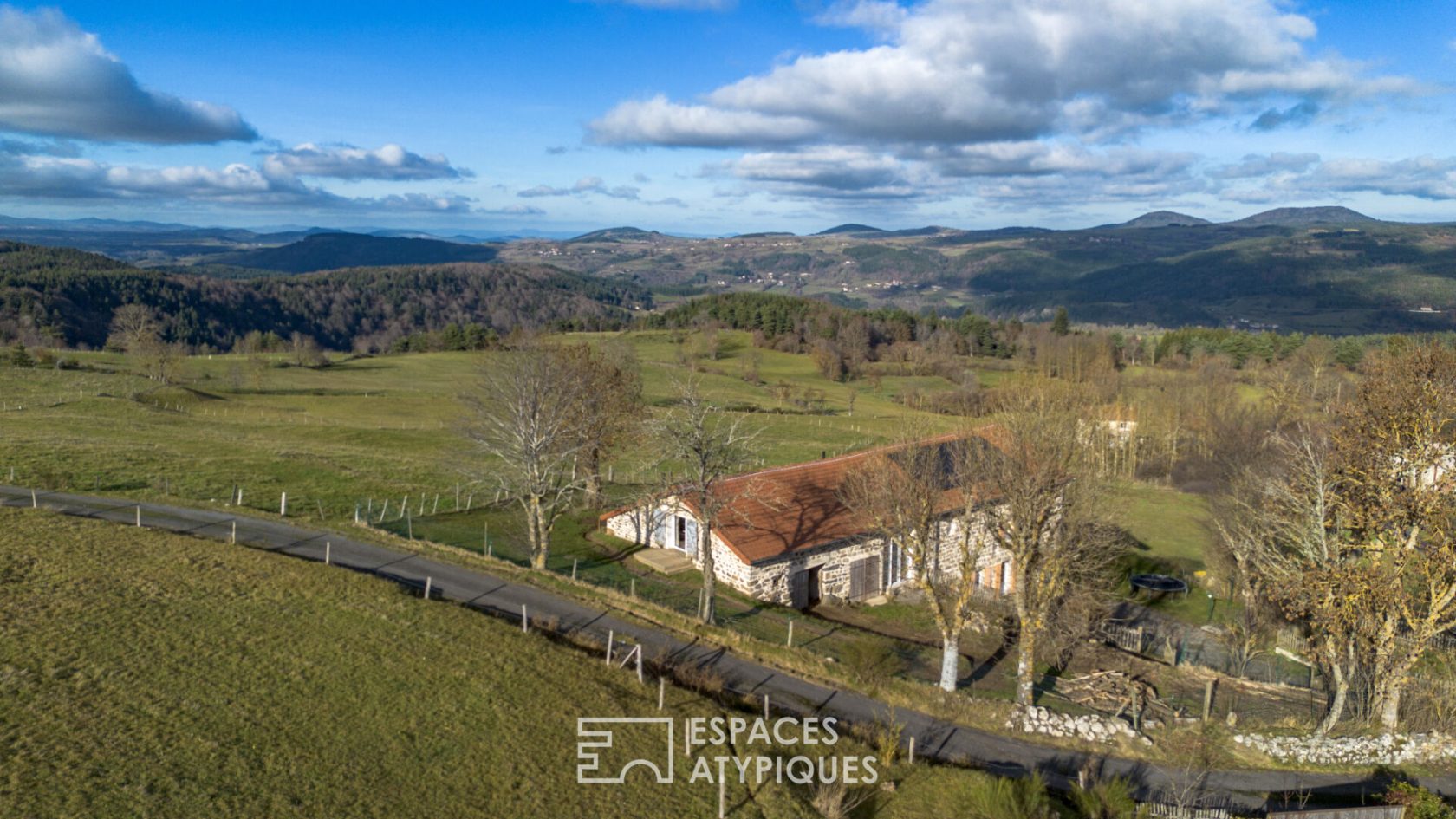 Ancienne ferme rénovée, un balcon naturel sur les monts d&rsquo;Ardèche.
