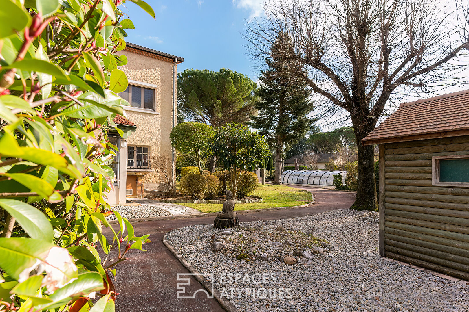 Maison de caractère et dépendances Atypiques dans un parc arboré aux portes de Valence