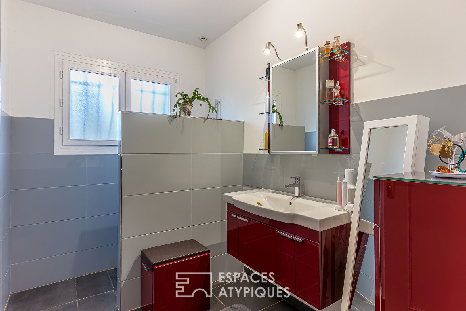 Maison de caractère et dépendances Atypiques dans un parc arboré aux portes de Valence