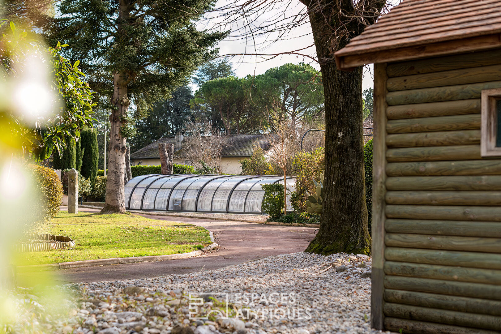 Maison de caractère et dépendances Atypiques dans un parc arboré aux portes de Valence