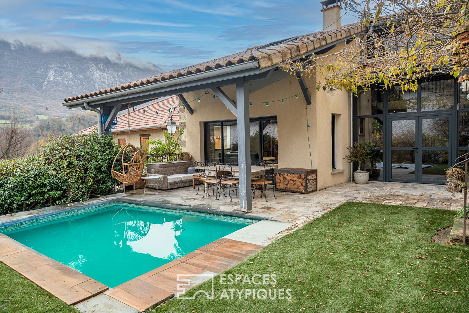 Ancienne bâtisse en pierre rénovée au coeur de Saint-Martin-le-Colonel, au pied du Vercors