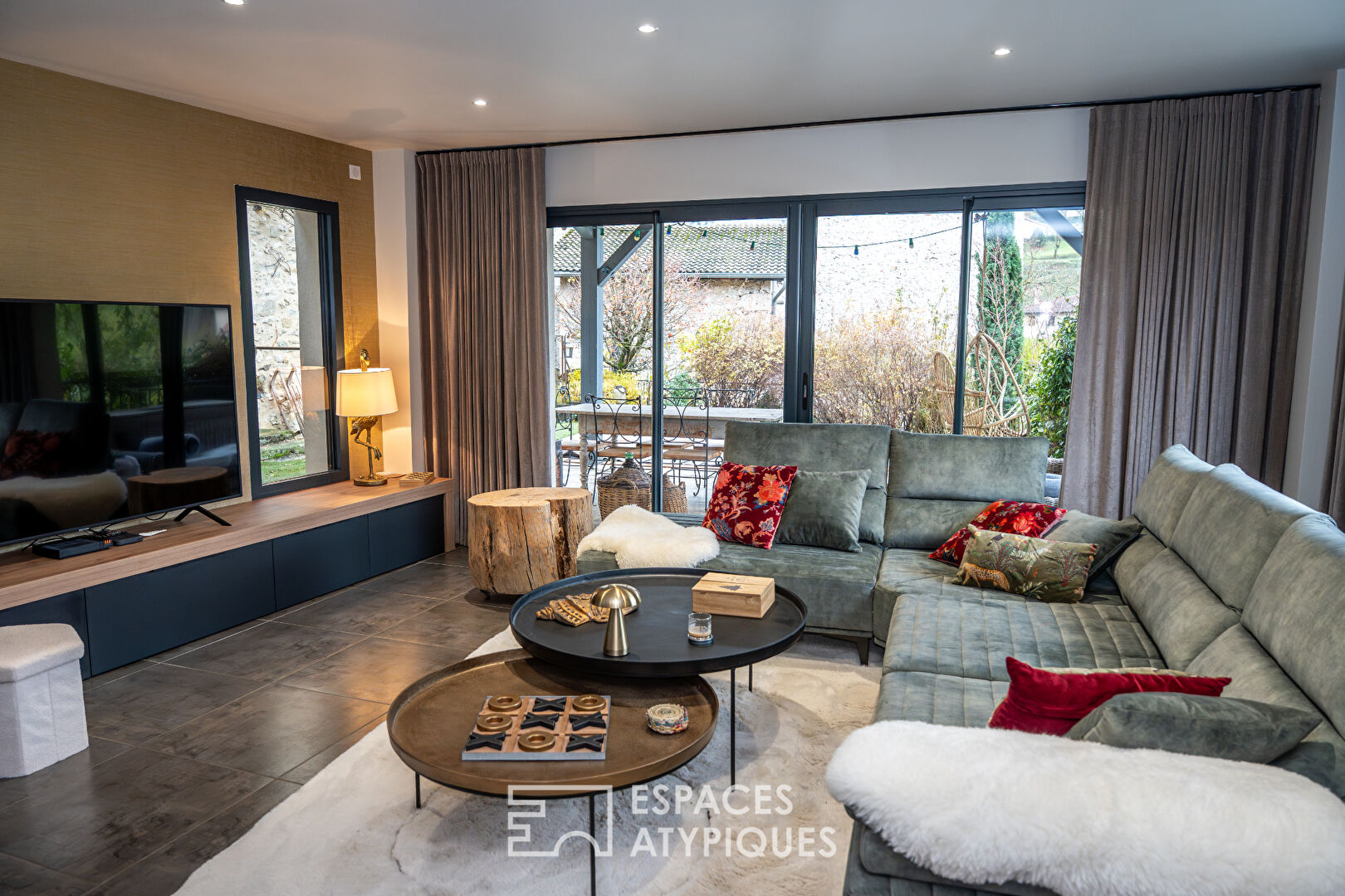 Ancienne bâtisse en pierre rénovée au coeur de Saint-Martin-le-Colonel, au pied du Vercors