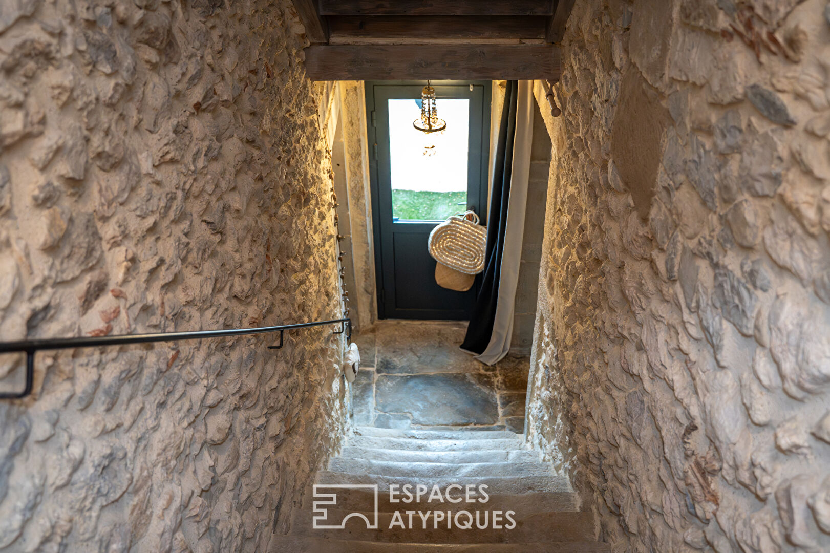 Ancienne bâtisse en pierre rénovée au coeur de Saint-Martin-le-Colonel, au pied du Vercors