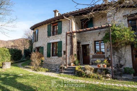 Maison en pierre XIXe rénovée avec vue et vaste terrain arboré