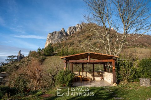 Maison en pierre XIXe rénovée avec vue et vaste terrain arboré