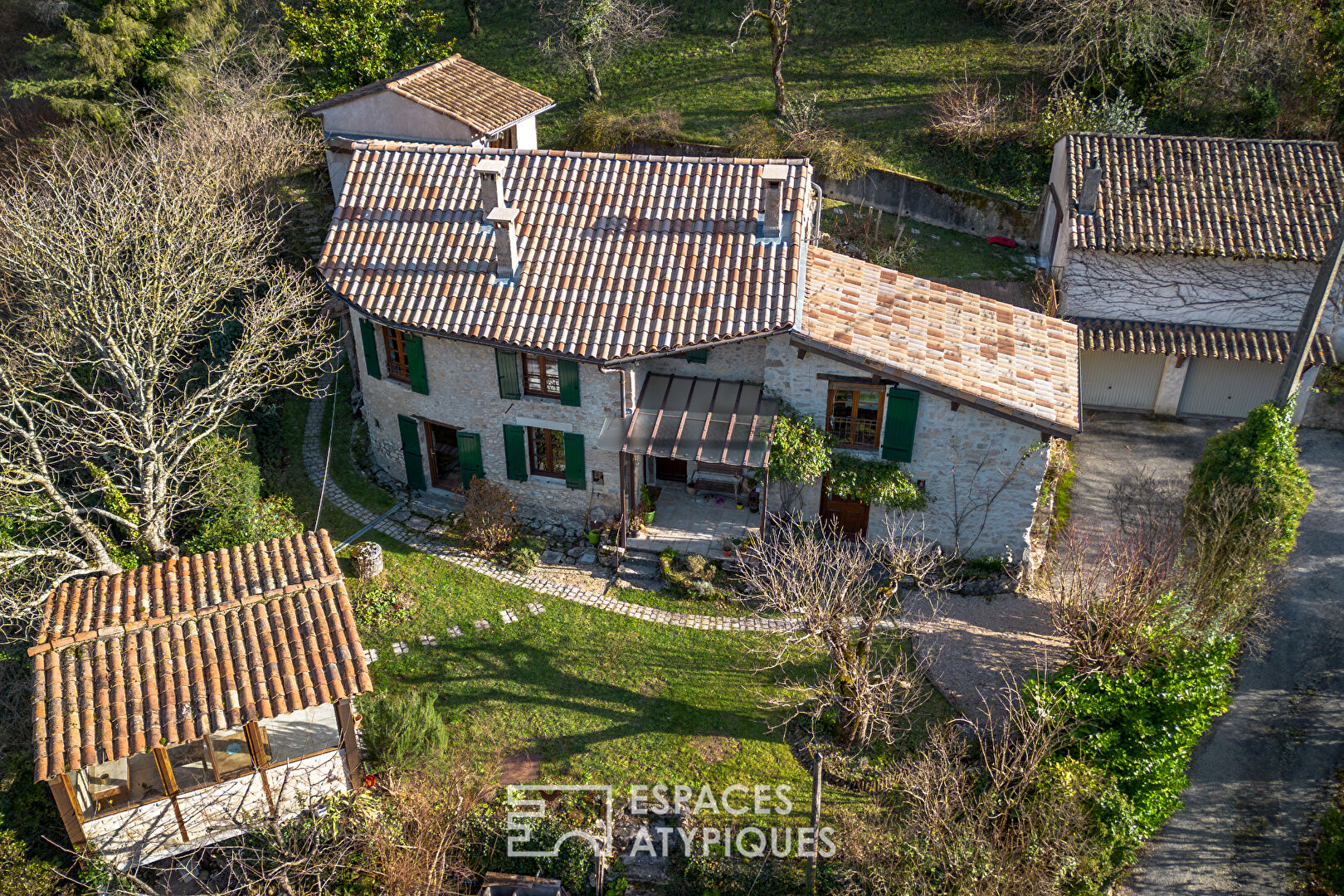 Maison en pierre XIXe rénovée avec vue et vaste terrain arboré