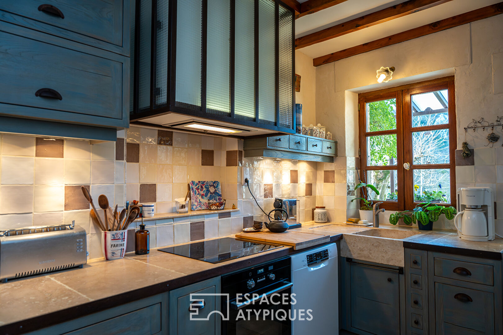 Maison en pierre XIXe rénovée avec vue et vaste terrain arboré