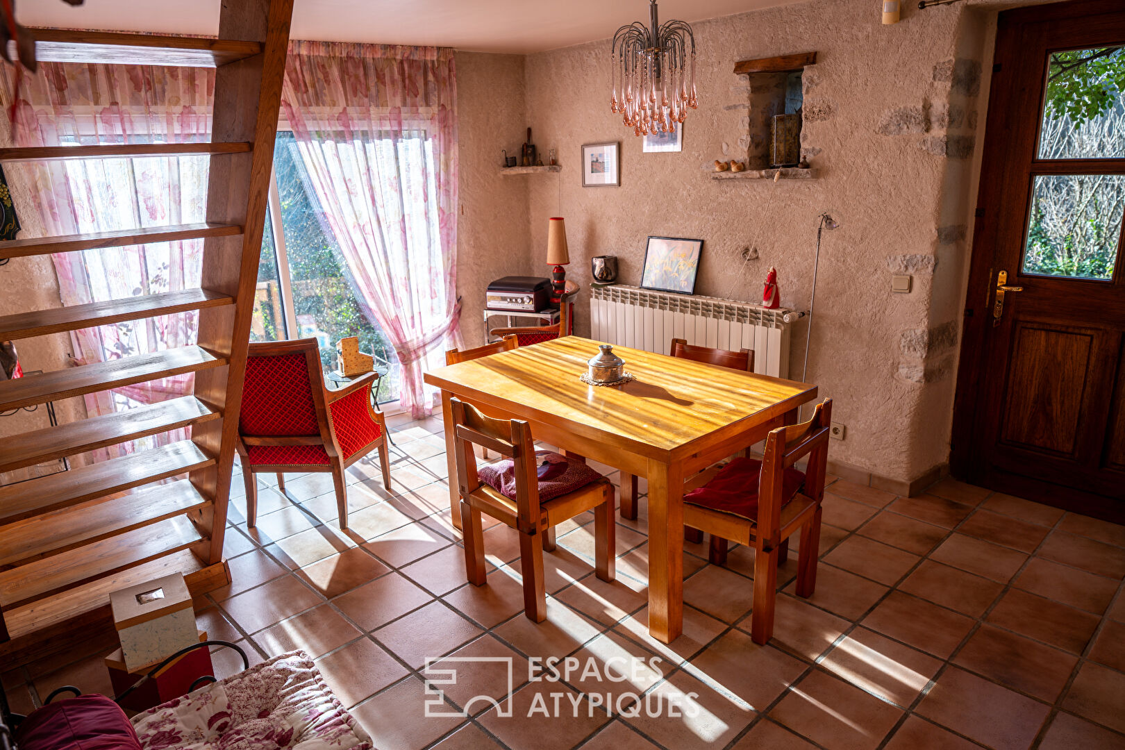 Maison en pierre XIXe rénovée avec vue et vaste terrain arboré