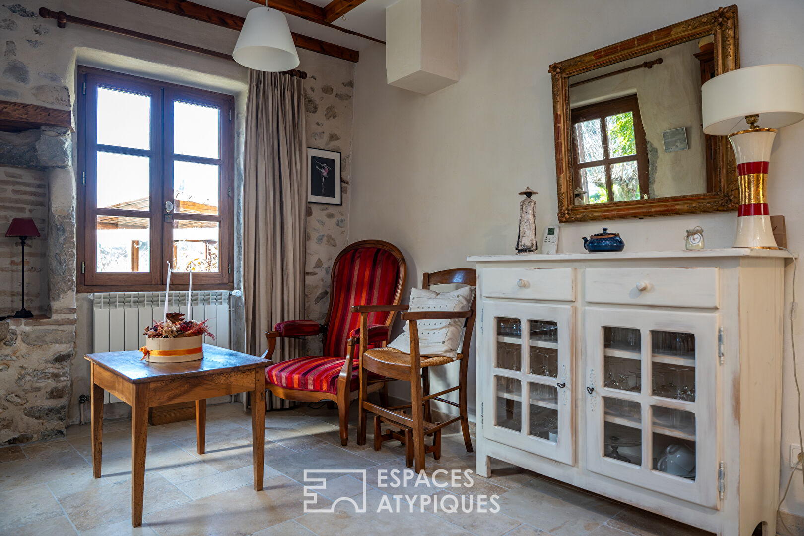 Maison en pierre XIXe rénovée avec vue et vaste terrain arboré