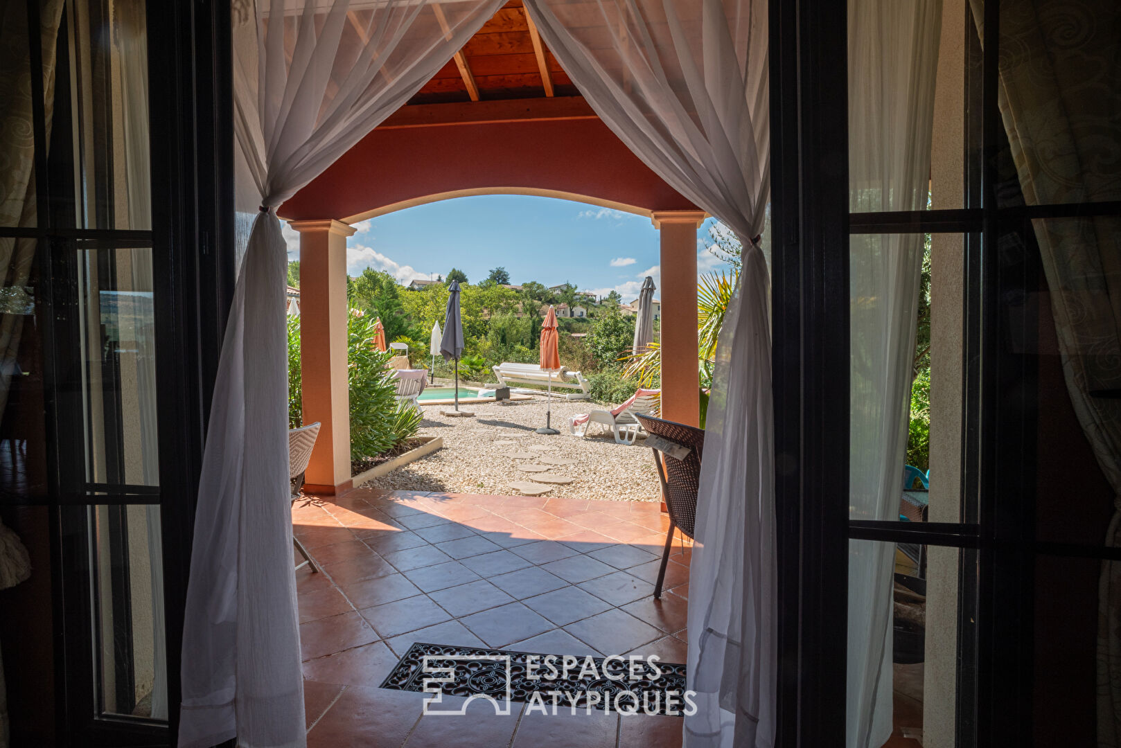 Villa de charme  d’inspiration provençale avec son incomparable panorama sur les monts d’Ardèche