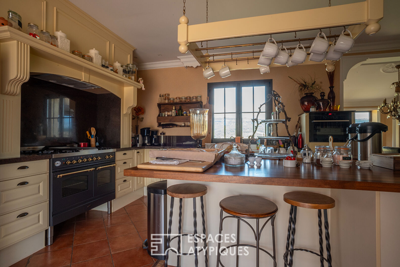 Villa de charme  d’inspiration provençale avec son incomparable panorama sur les monts d’Ardèche