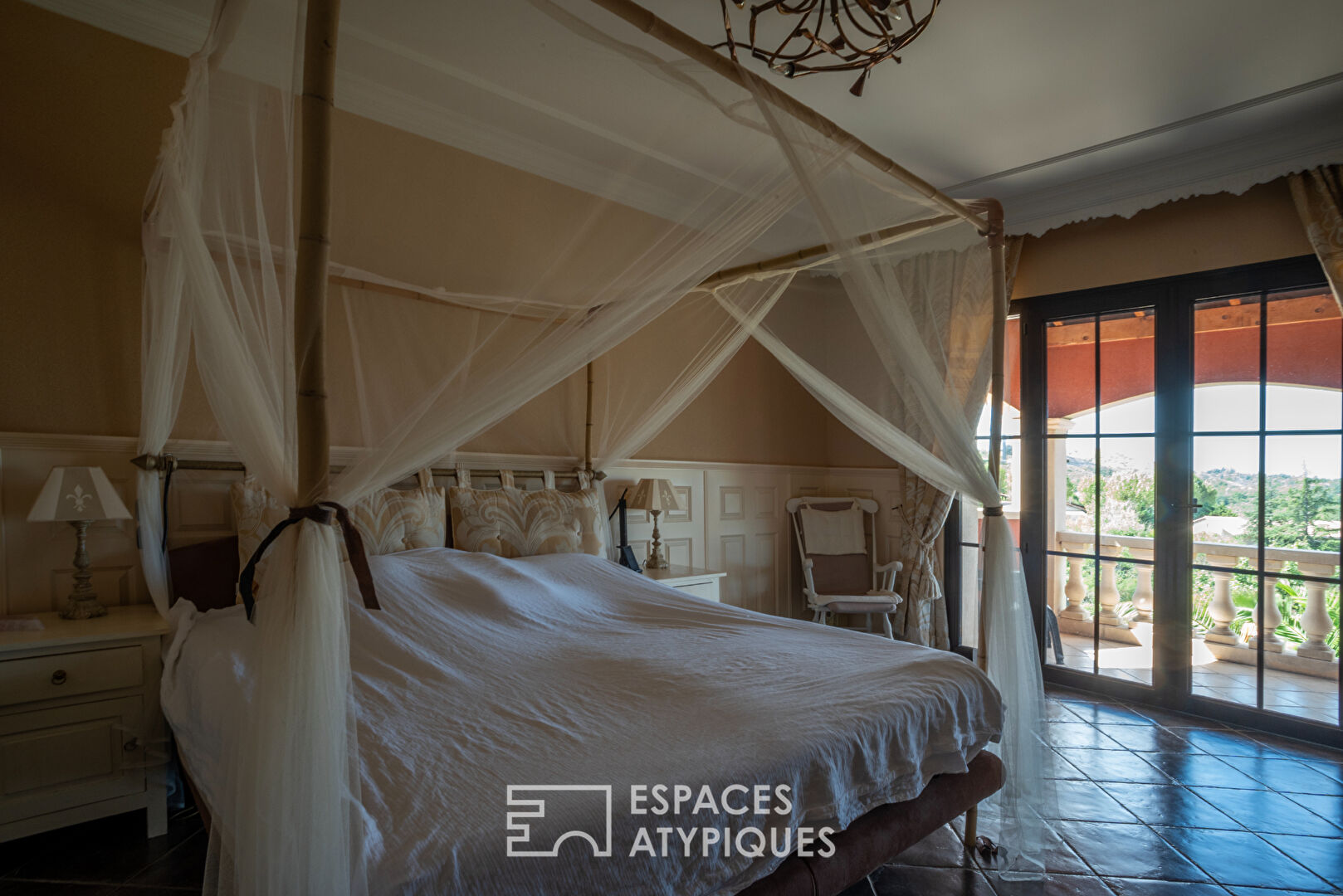 Villa de charme  d’inspiration provençale avec son incomparable panorama sur les monts d’Ardèche