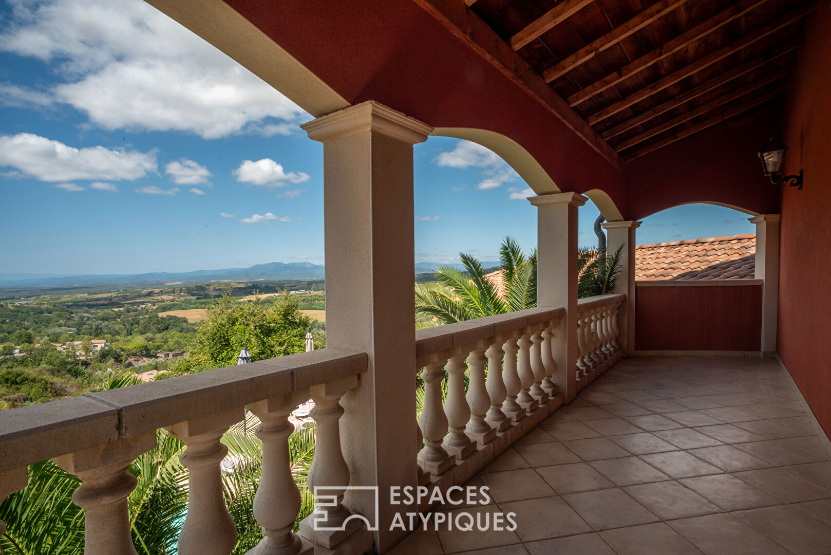 Villa de charme  d’inspiration provençale avec son incomparable panorama sur les monts d’Ardèche