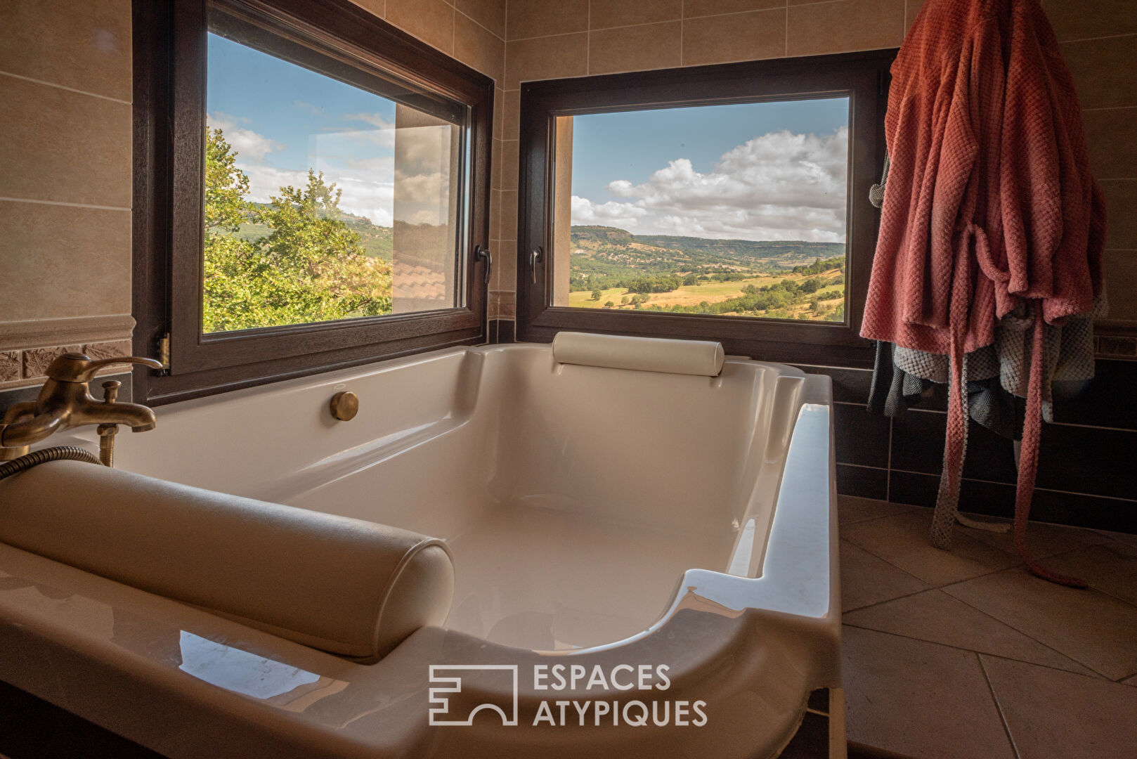 Villa de charme  d’inspiration provençale avec son incomparable panorama sur les monts d’Ardèche