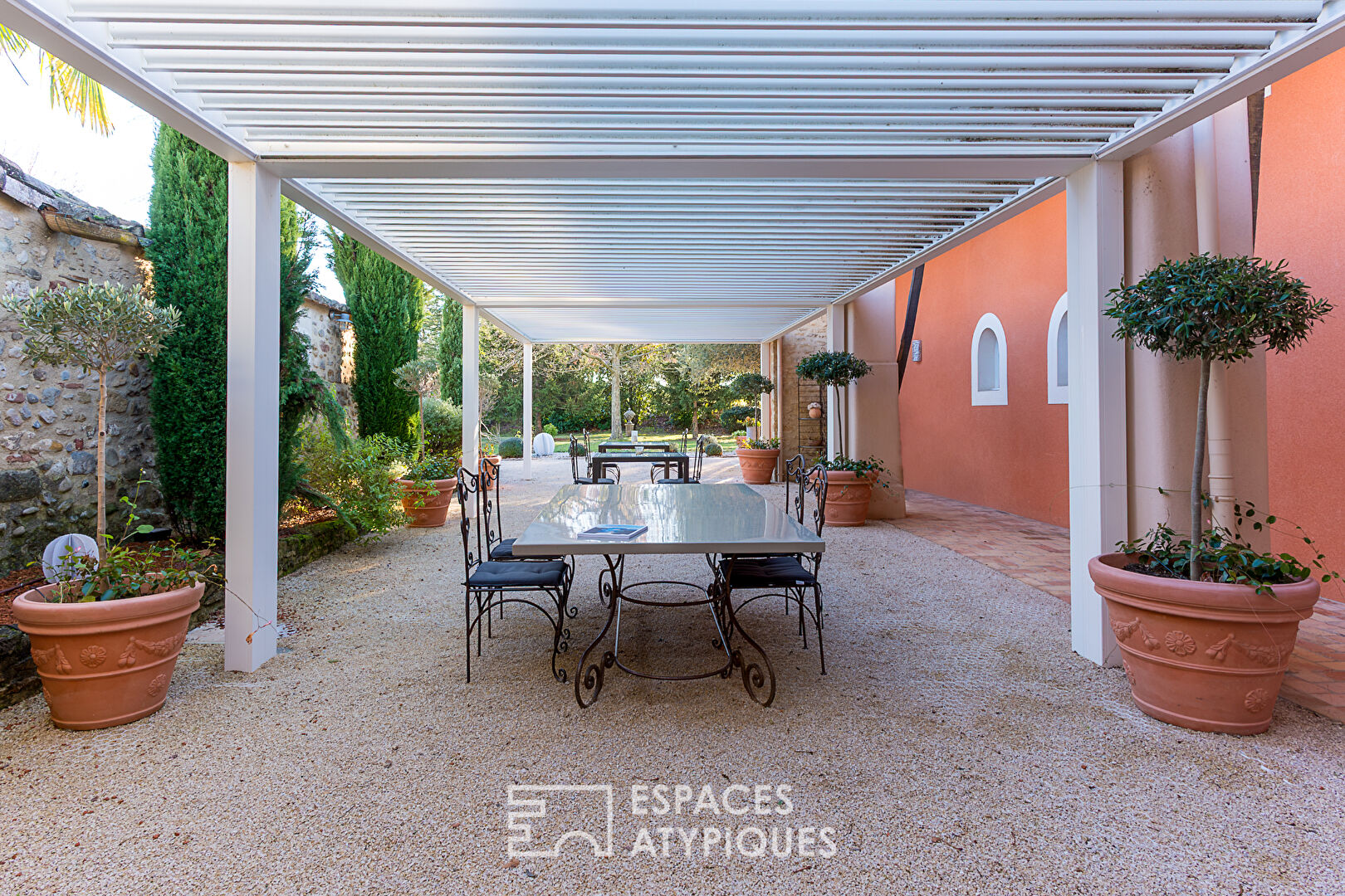 Ancien prieuré rénové sur jardin paysager avec vue dégagée sur les sommets du Vercors
