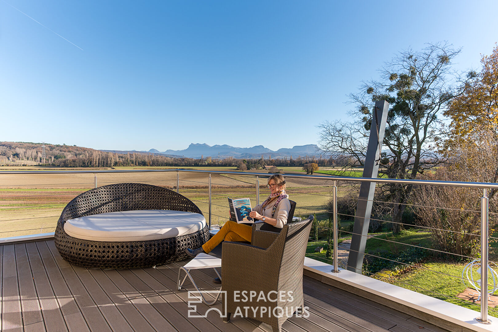 Ancien prieuré rénové sur jardin paysager avec vue dégagée sur les sommets du Vercors