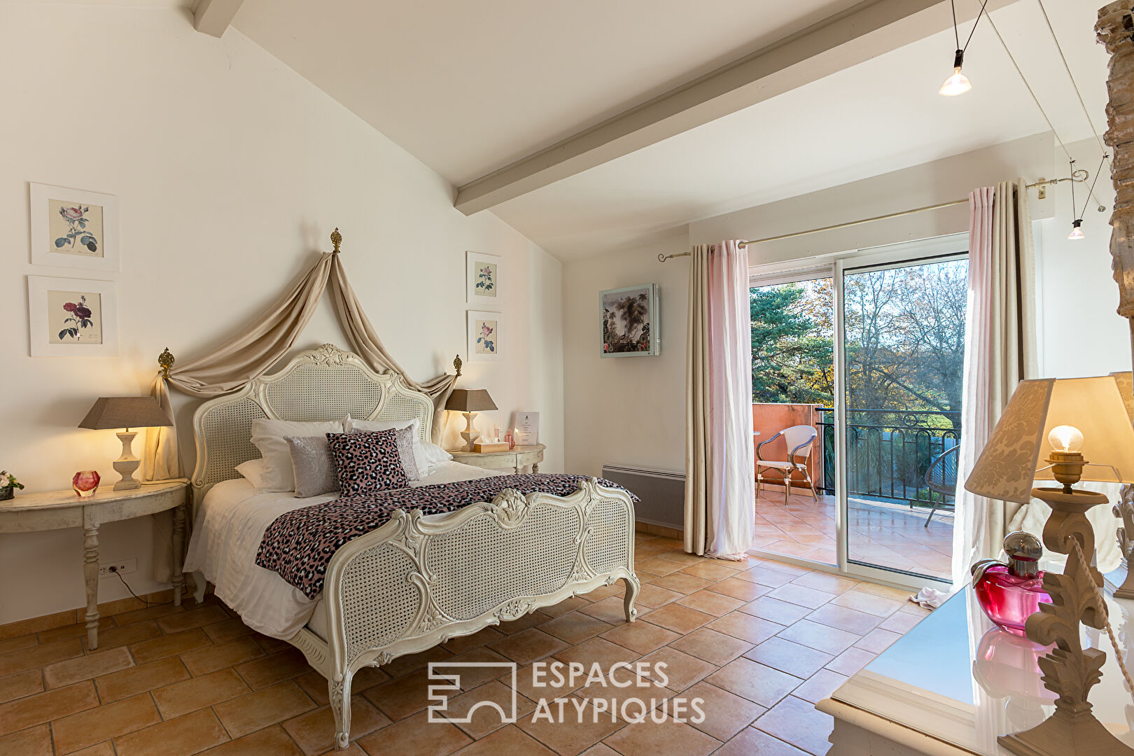 Ancien prieuré rénové sur jardin paysager avec vue dégagée sur les sommets du Vercors