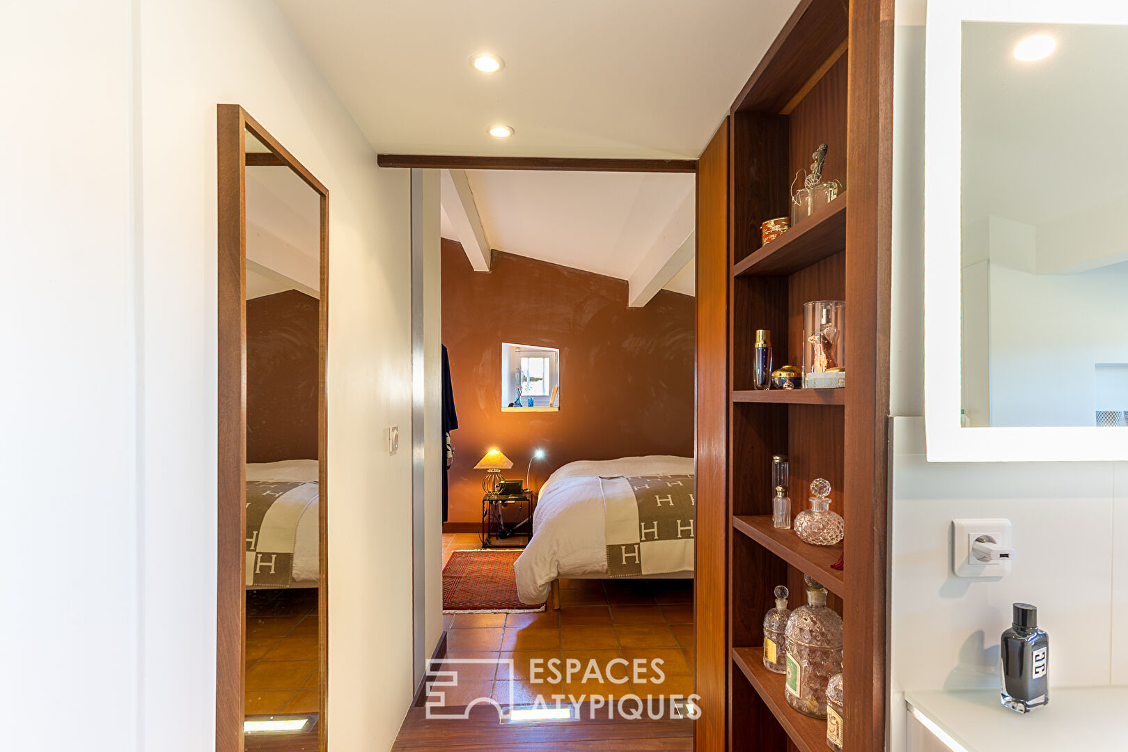 Ancien prieuré rénové sur jardin paysager avec vue dégagée sur les sommets du Vercors