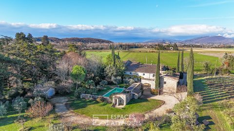 Maison de caractère avec dépendances, terrain, piscine chauffée et vue imprenable