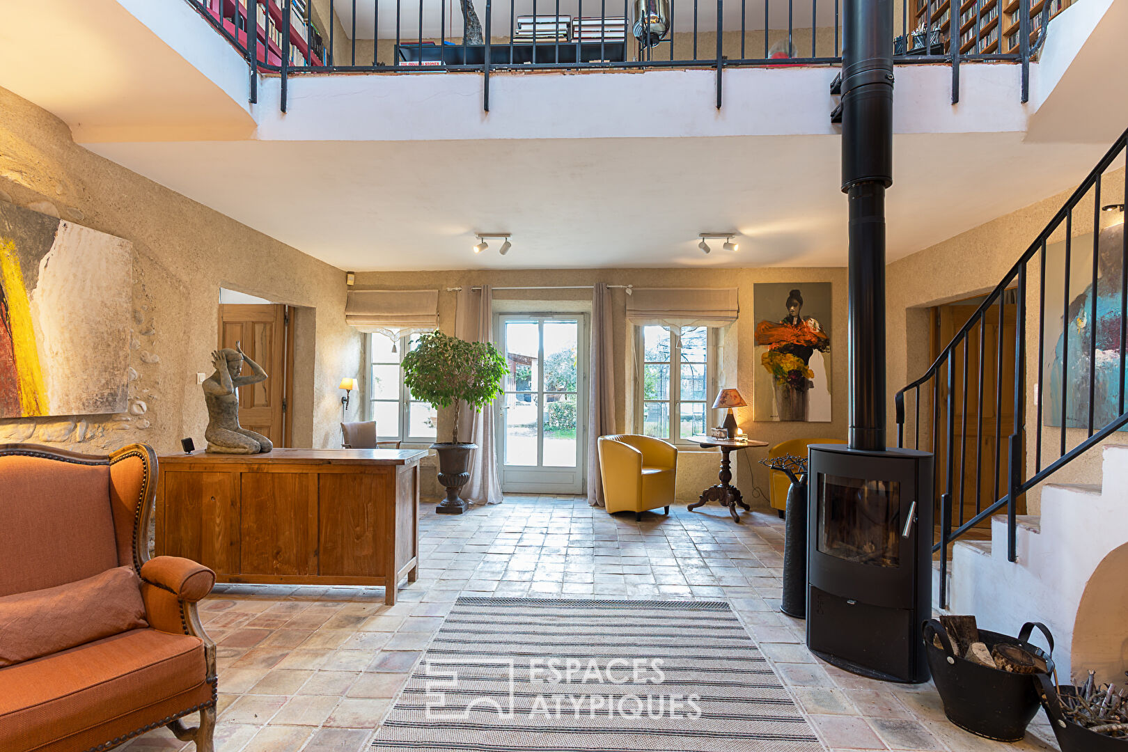 Maison de caractère avec dépendances, terrain, piscine chauffée et vue imprenable