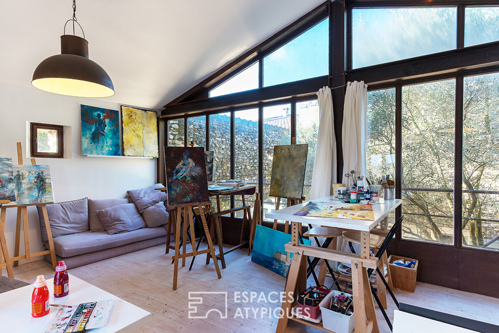 Maison de caractère avec dépendances, terrain, piscine chauffée et vue imprenable