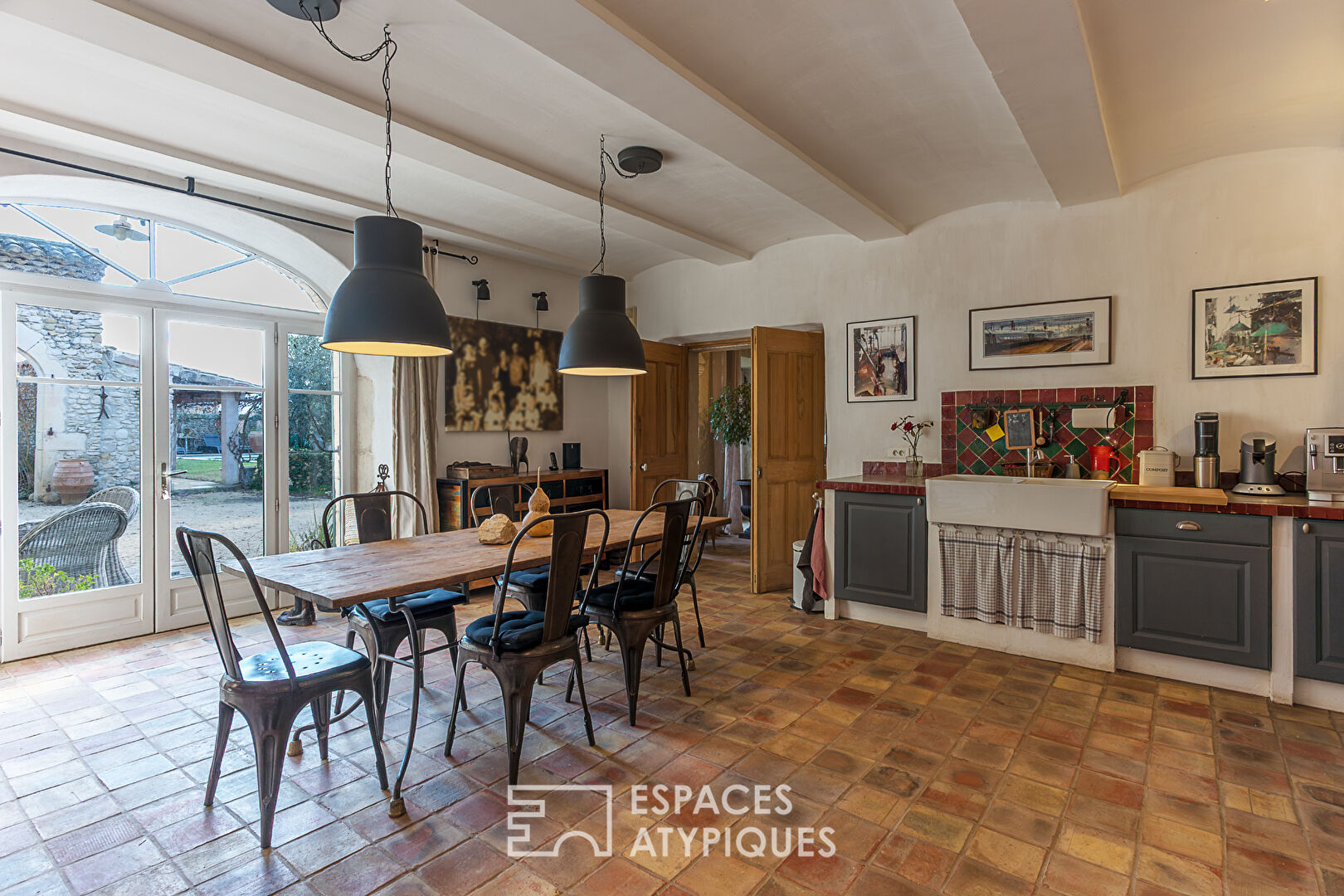 Maison de caractère avec dépendances, terrain, piscine chauffée et vue imprenable