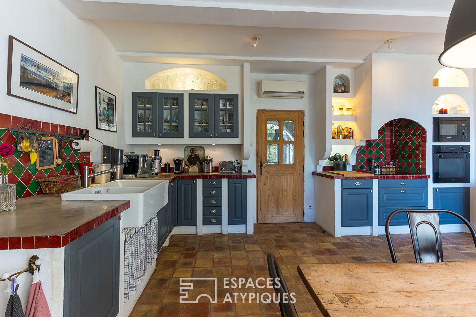 Maison de caractère avec dépendances, terrain, piscine chauffée et vue imprenable