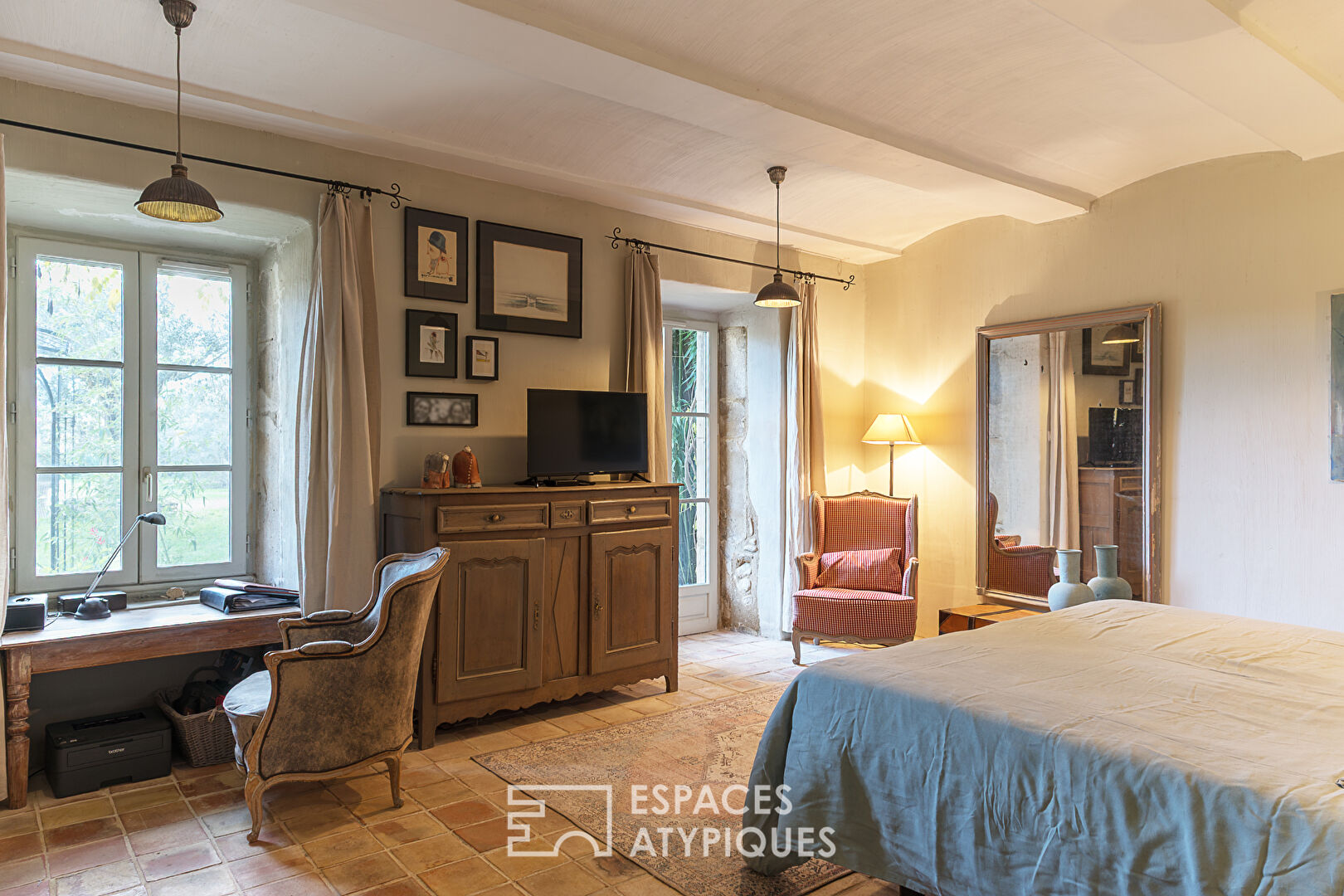 Maison de caractère avec dépendances, terrain, piscine chauffée et vue imprenable