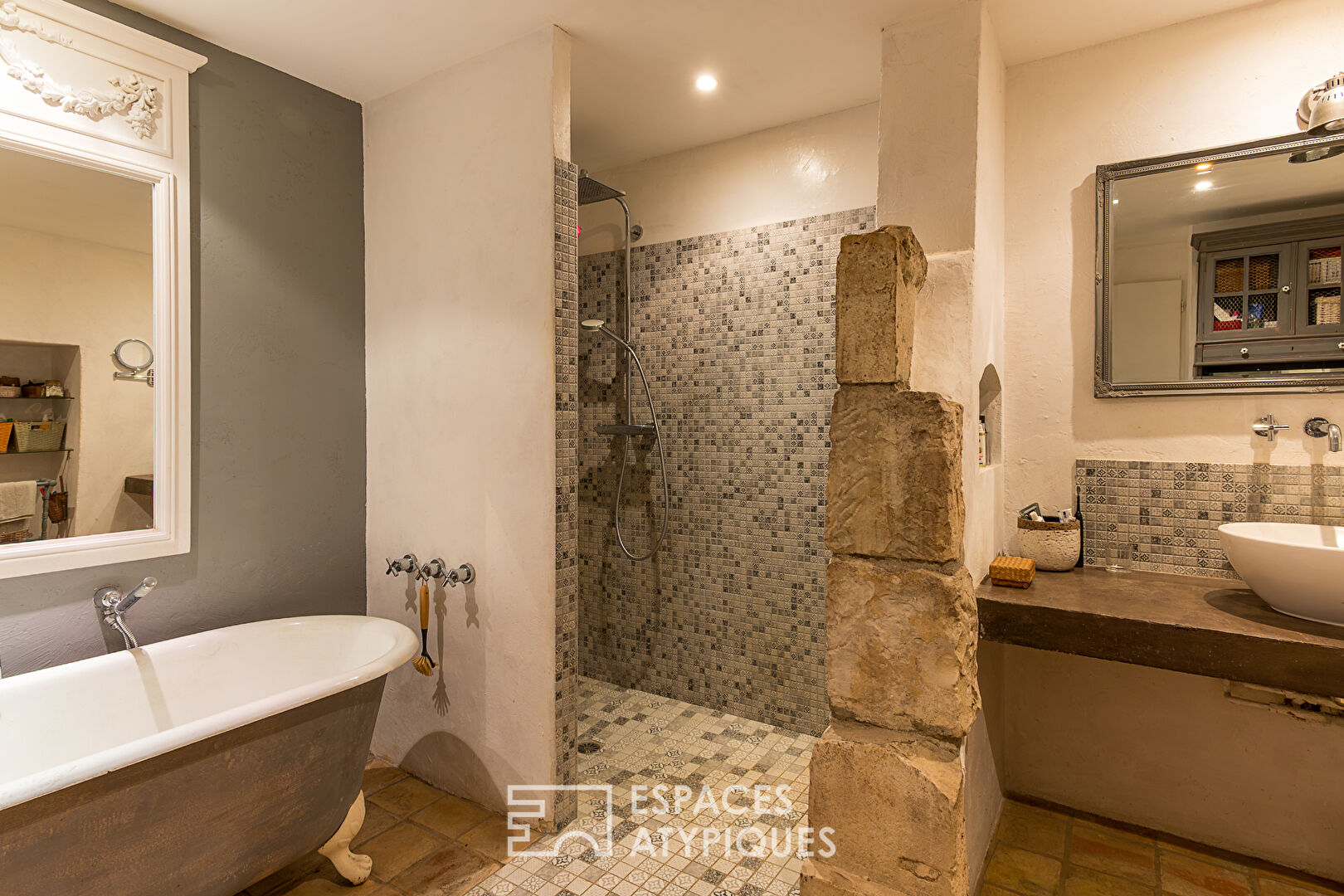 Maison de caractère avec dépendances, terrain, piscine chauffée et vue imprenable