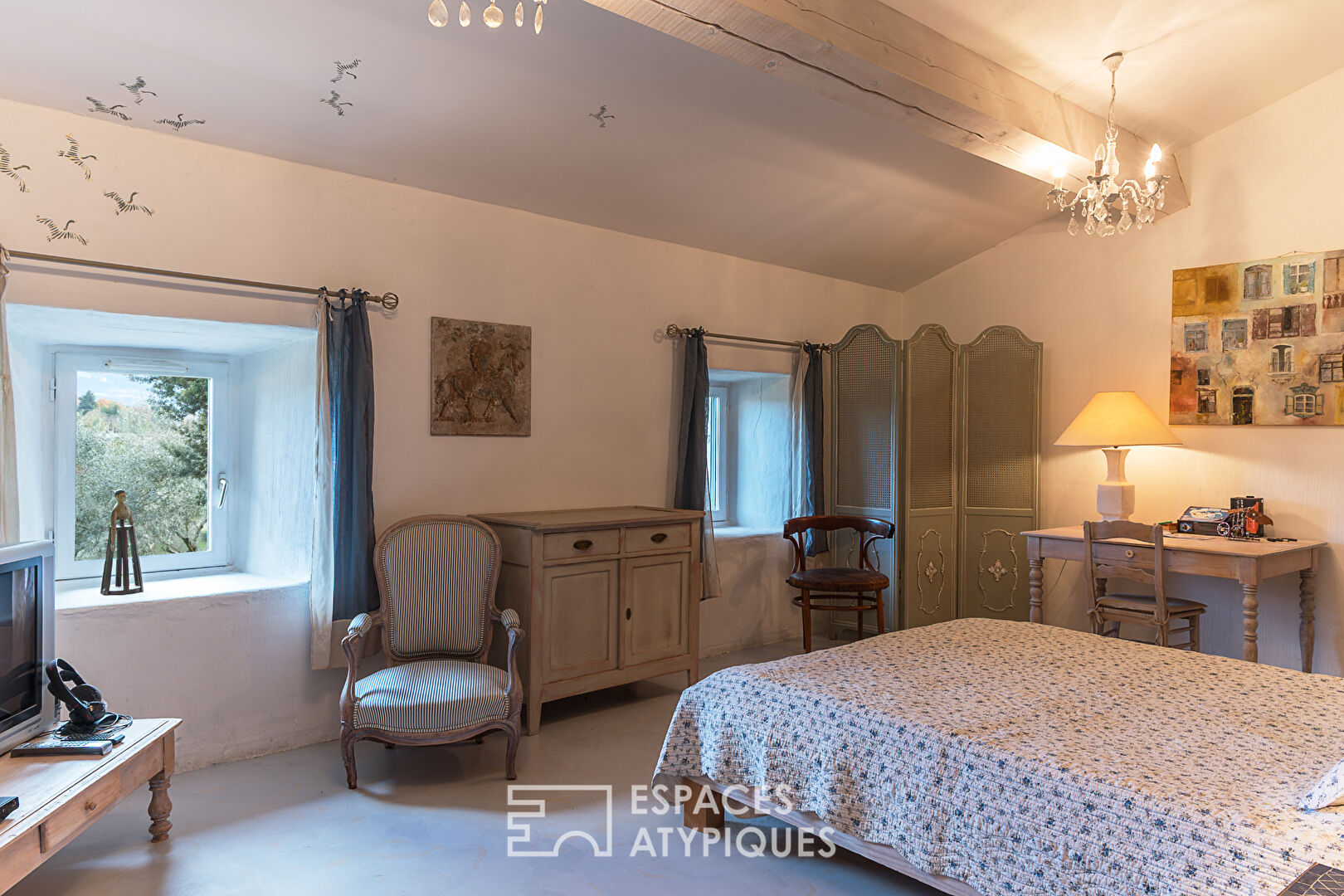 Maison de caractère avec dépendances, terrain, piscine chauffée et vue imprenable