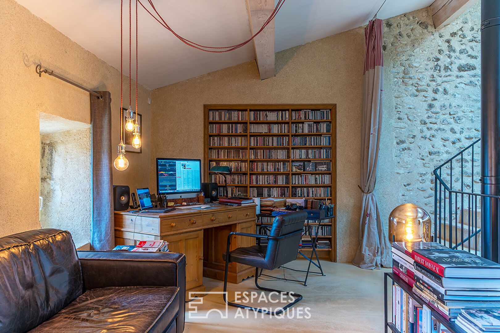 Maison de caractère avec dépendances, terrain, piscine chauffée et vue imprenable