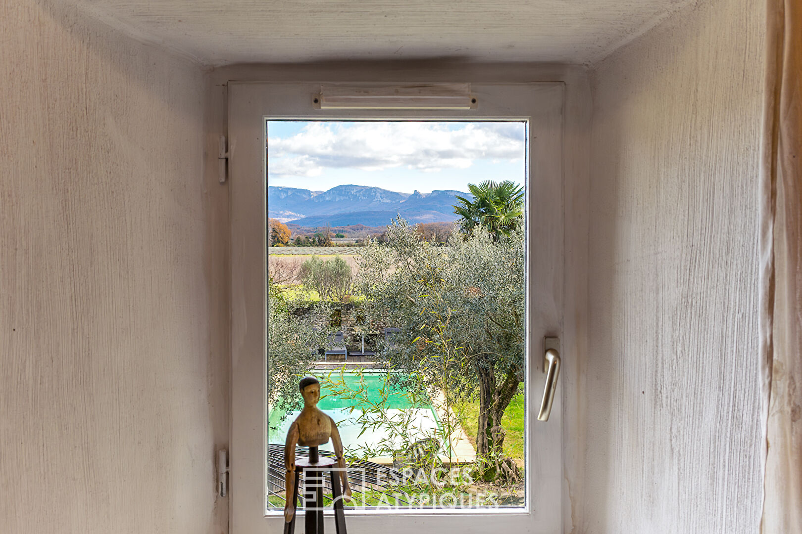 Maison de caractère avec dépendances, terrain, piscine chauffée et vue imprenable