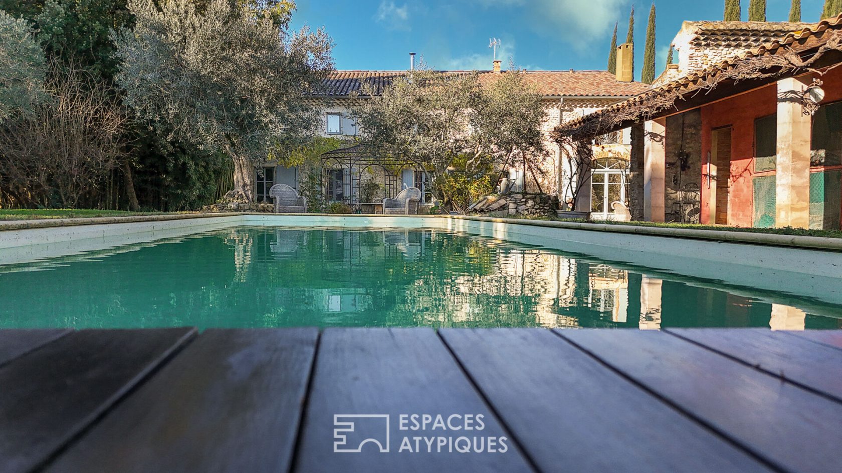 Maison de caractère avec dépendances, terrain, piscine chauffée et vue imprenable