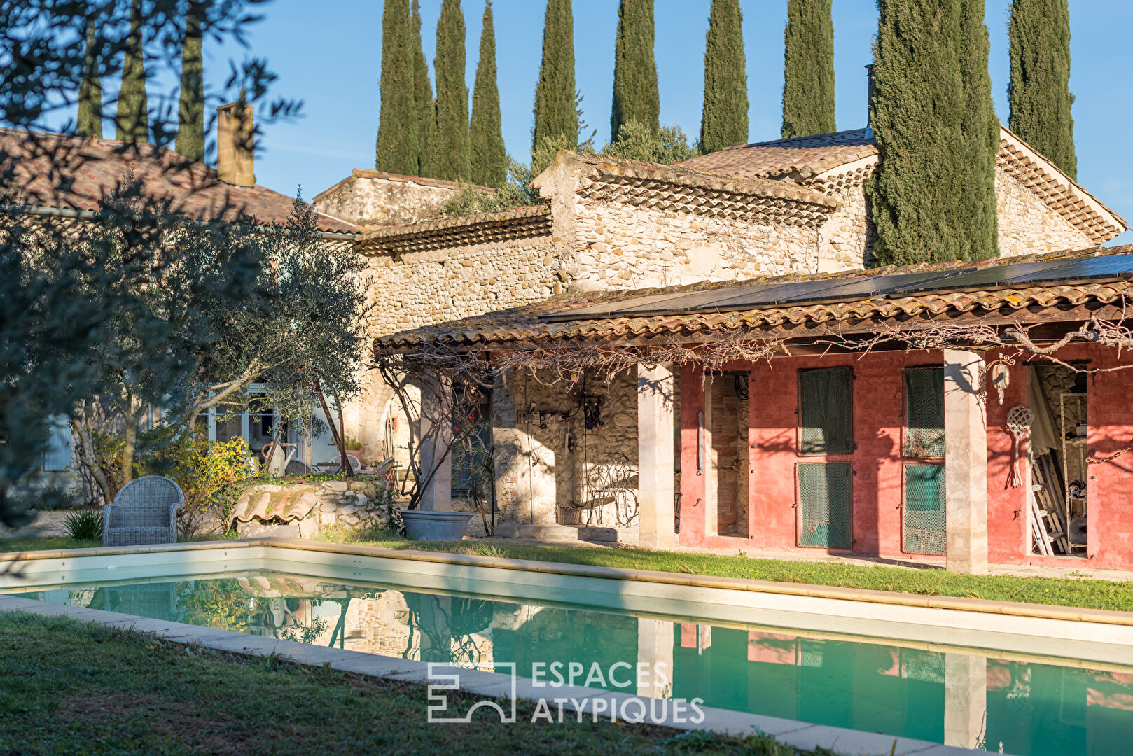 Maison de caractère avec dépendances, terrain, piscine chauffée et vue imprenable