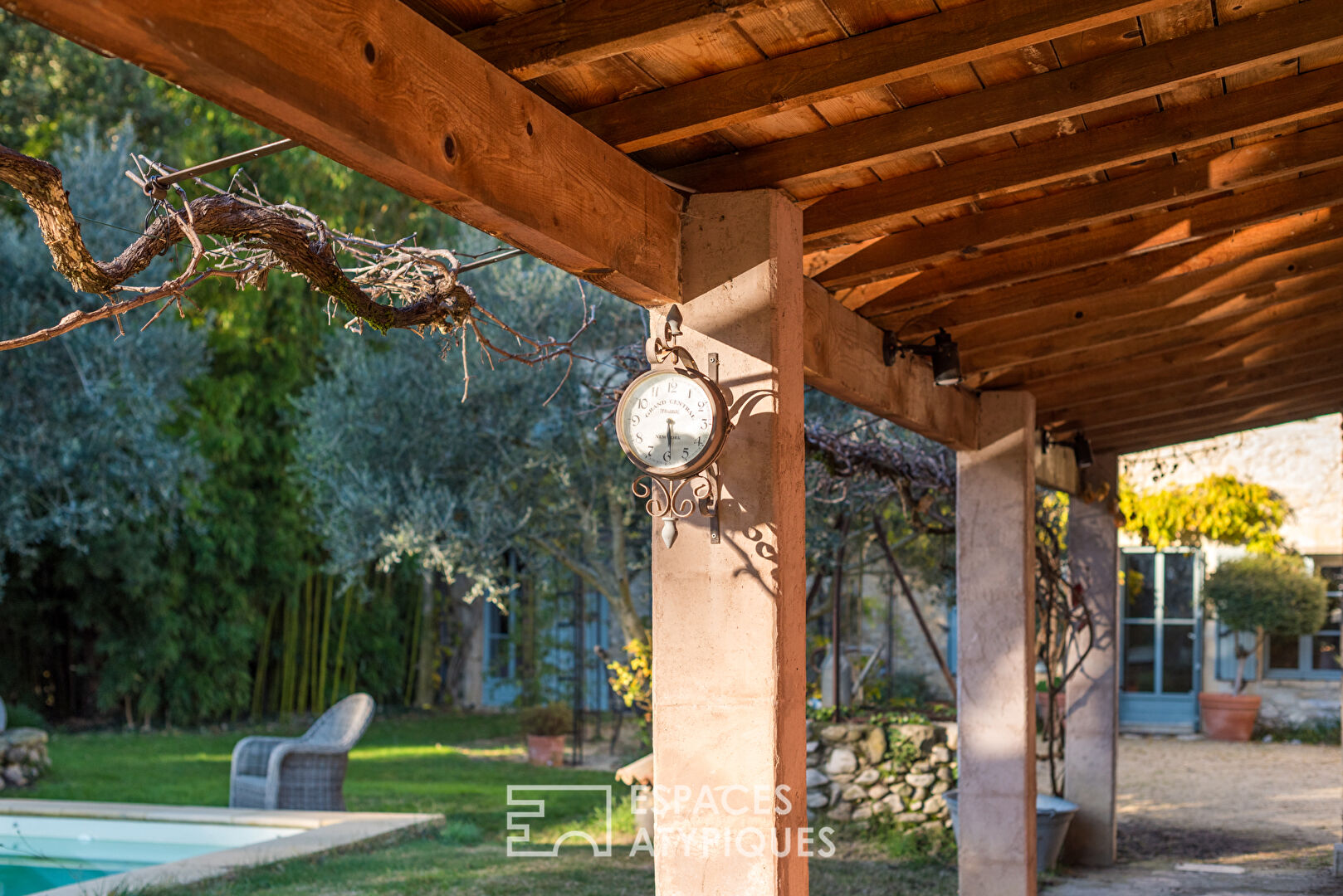 Maison de caractère avec dépendances, terrain, piscine chauffée et vue imprenable