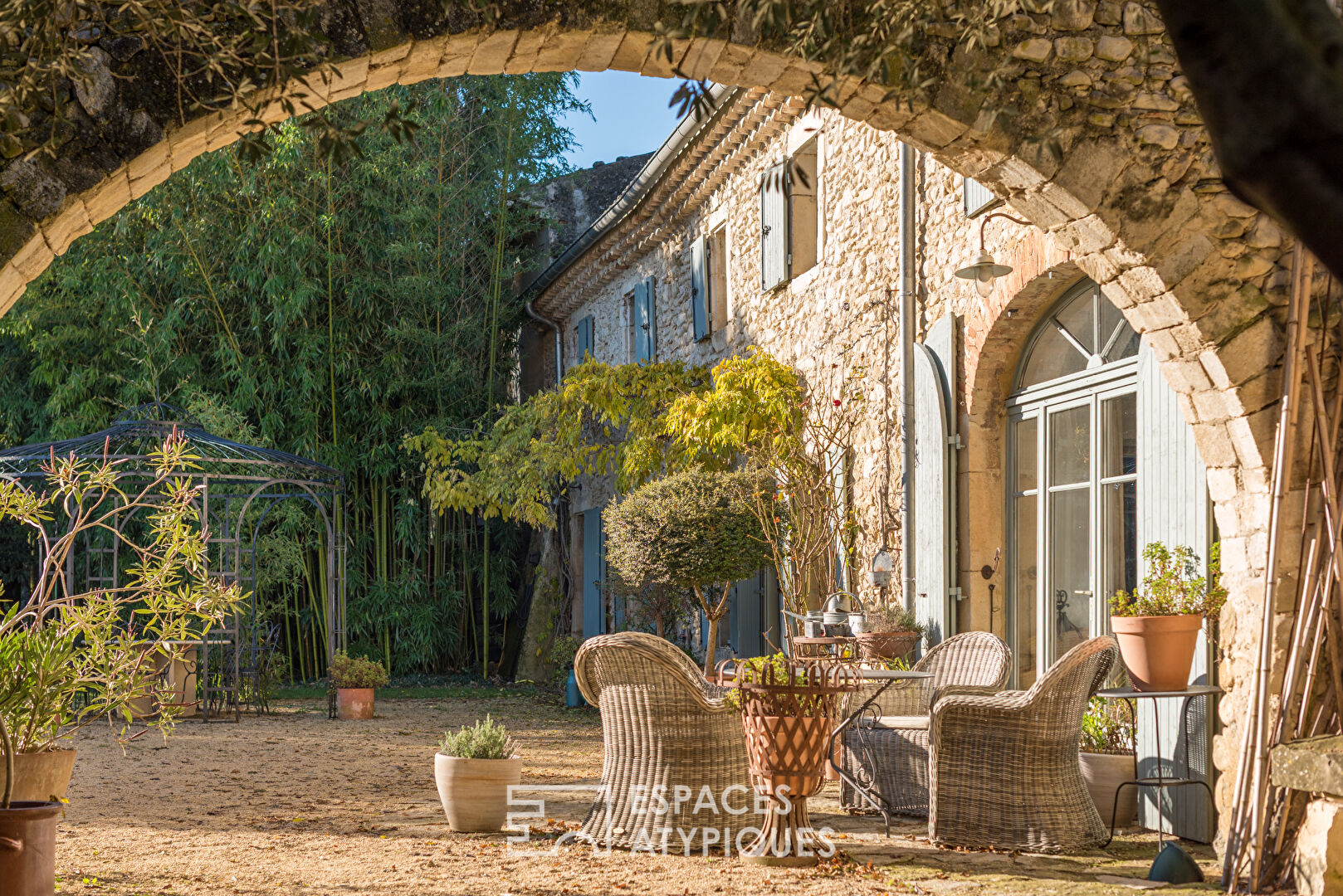 Maison de caractère avec dépendances, terrain, piscine chauffée et vue imprenable