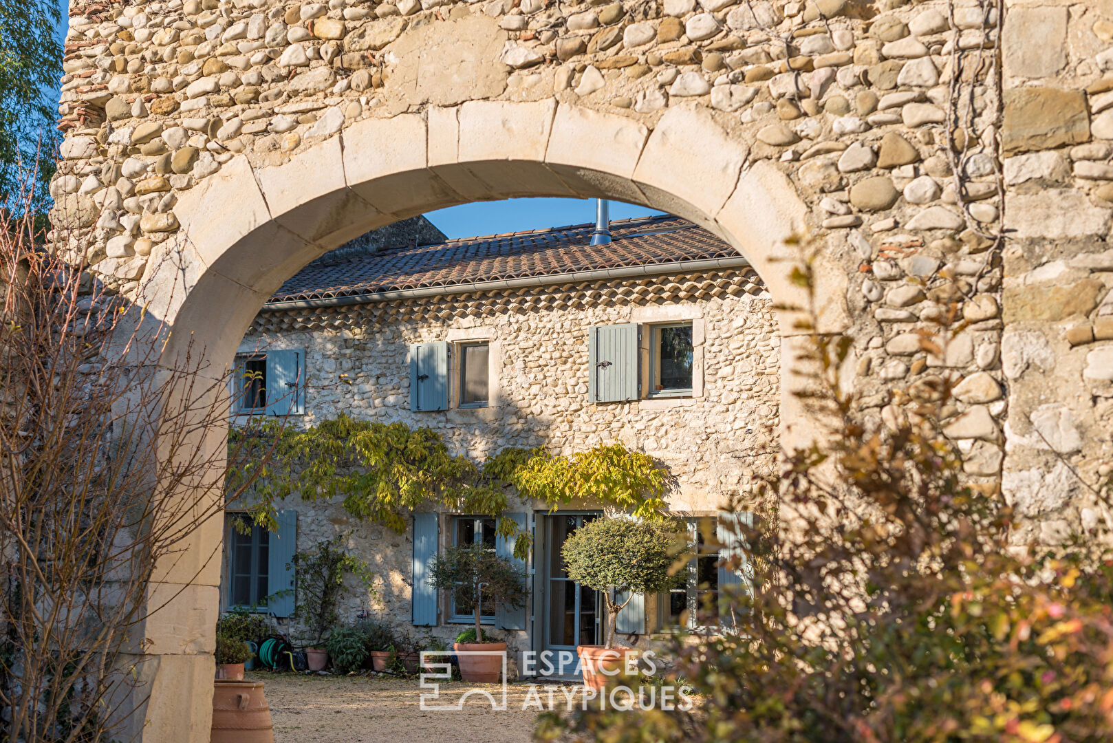 Maison de caractère avec dépendances, terrain, piscine chauffée et vue imprenable