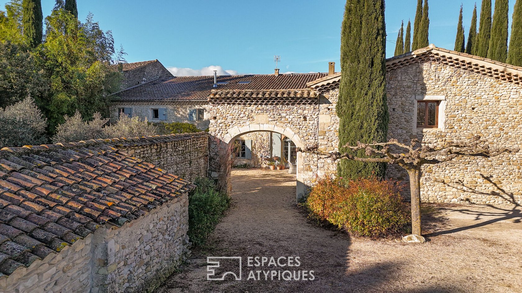 Maison de caractère avec dépendances, terrain, piscine chauffée et vue imprenable