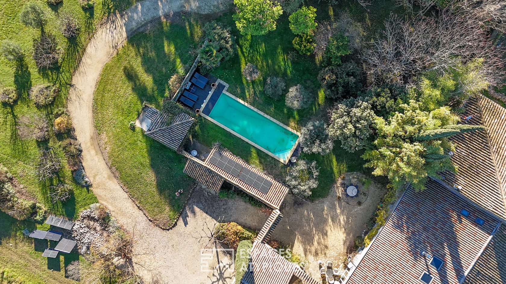 Maison de caractère avec dépendances, terrain, piscine chauffée et vue imprenable