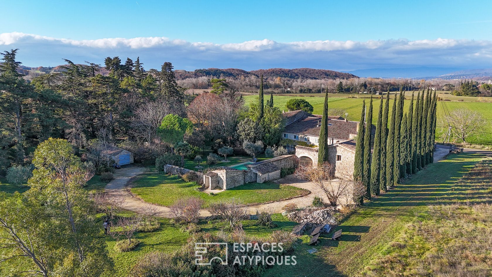 Maison de caractère avec dépendances, terrain, piscine chauffée et vue imprenable