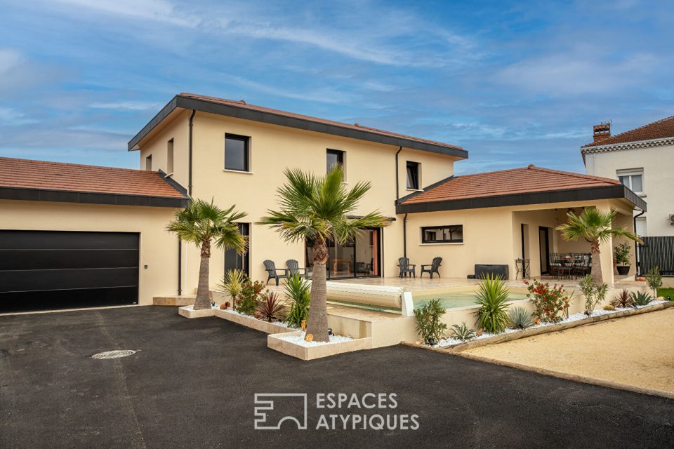 Maison contemporaine avec piscine et extérieur détente