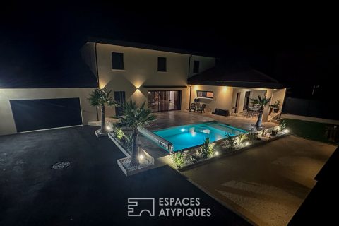 Maison contemporaine avec piscine et extérieur détente