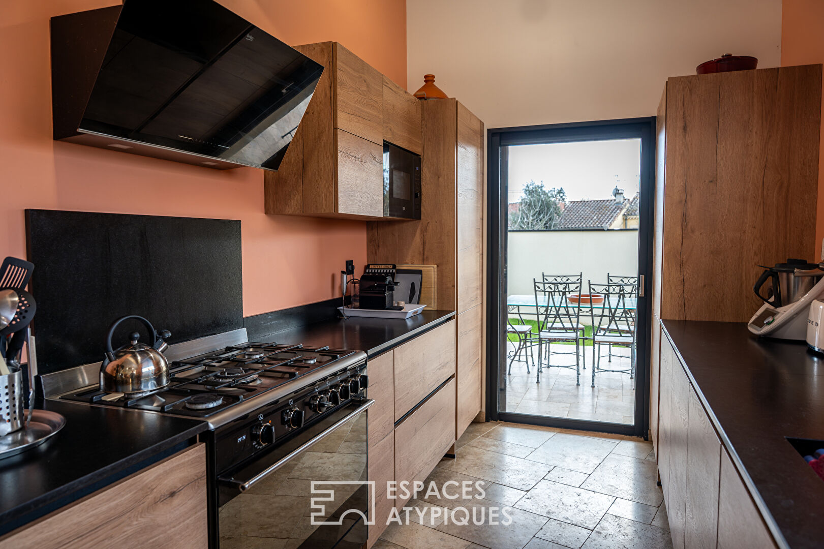 Maison contemporaine avec piscine et extérieur détente