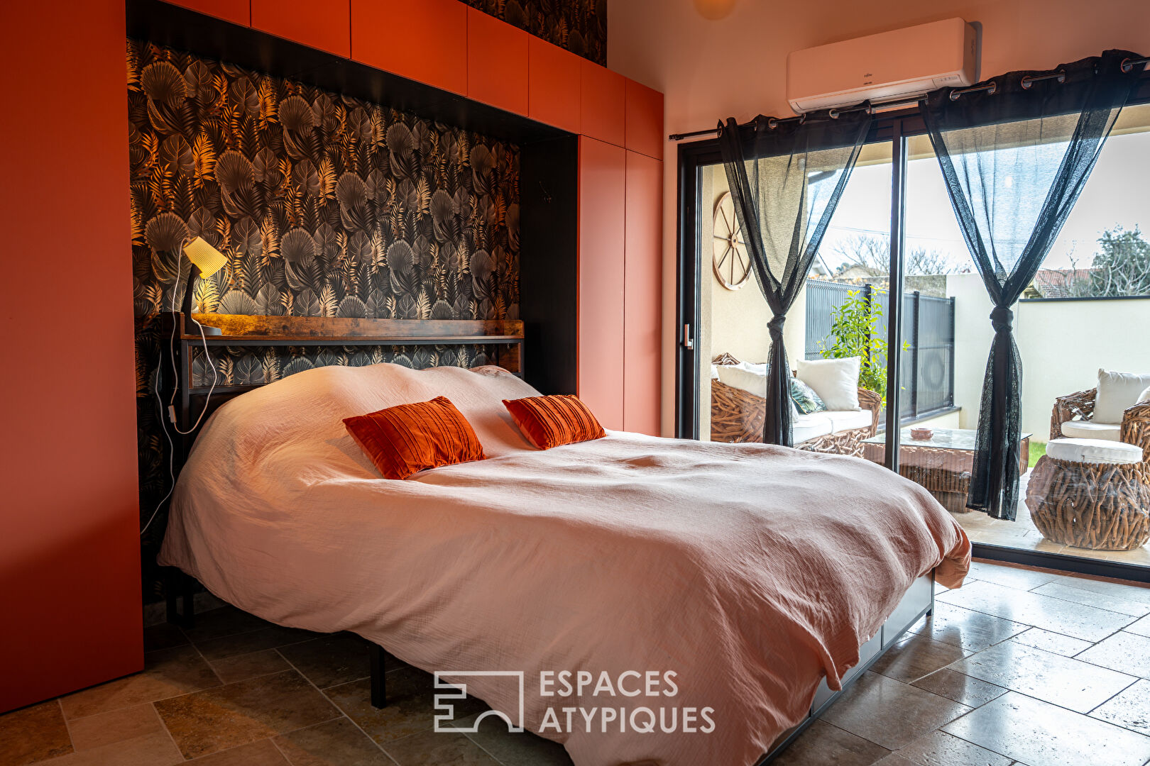 Maison contemporaine avec piscine et extérieur détente