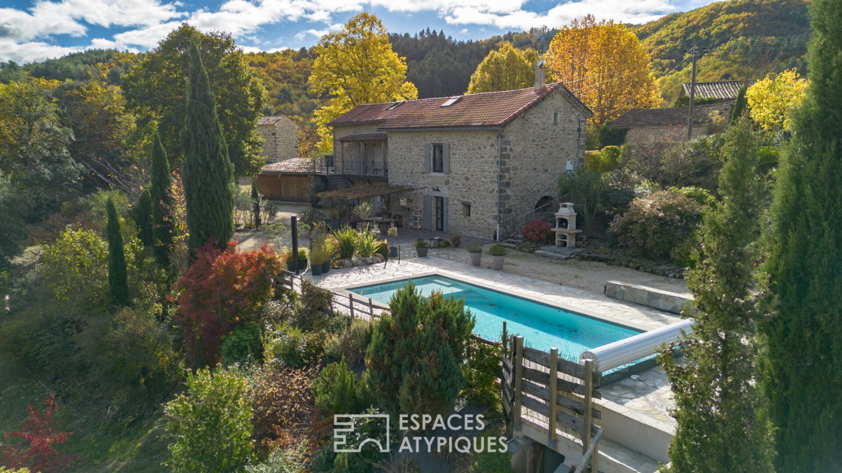 Mas de caractère avec piscine, panneaux solaires et vue sur la montagne