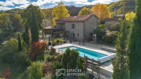 Mas de caractère avec piscine, panneaux solaires et vue sur la montagne