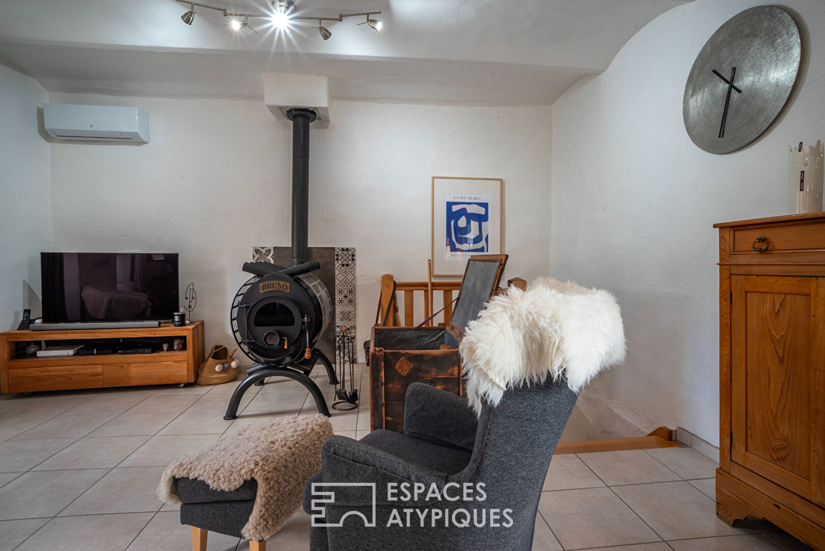 Mas de caractère avec piscine, panneaux solaires et vue sur la montagne