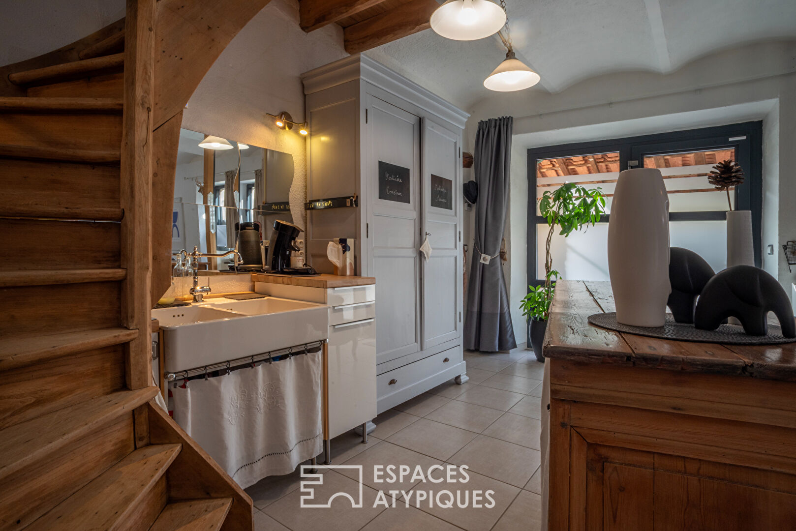 Mas de caractère avec piscine, panneaux solaires et vue sur la montagne