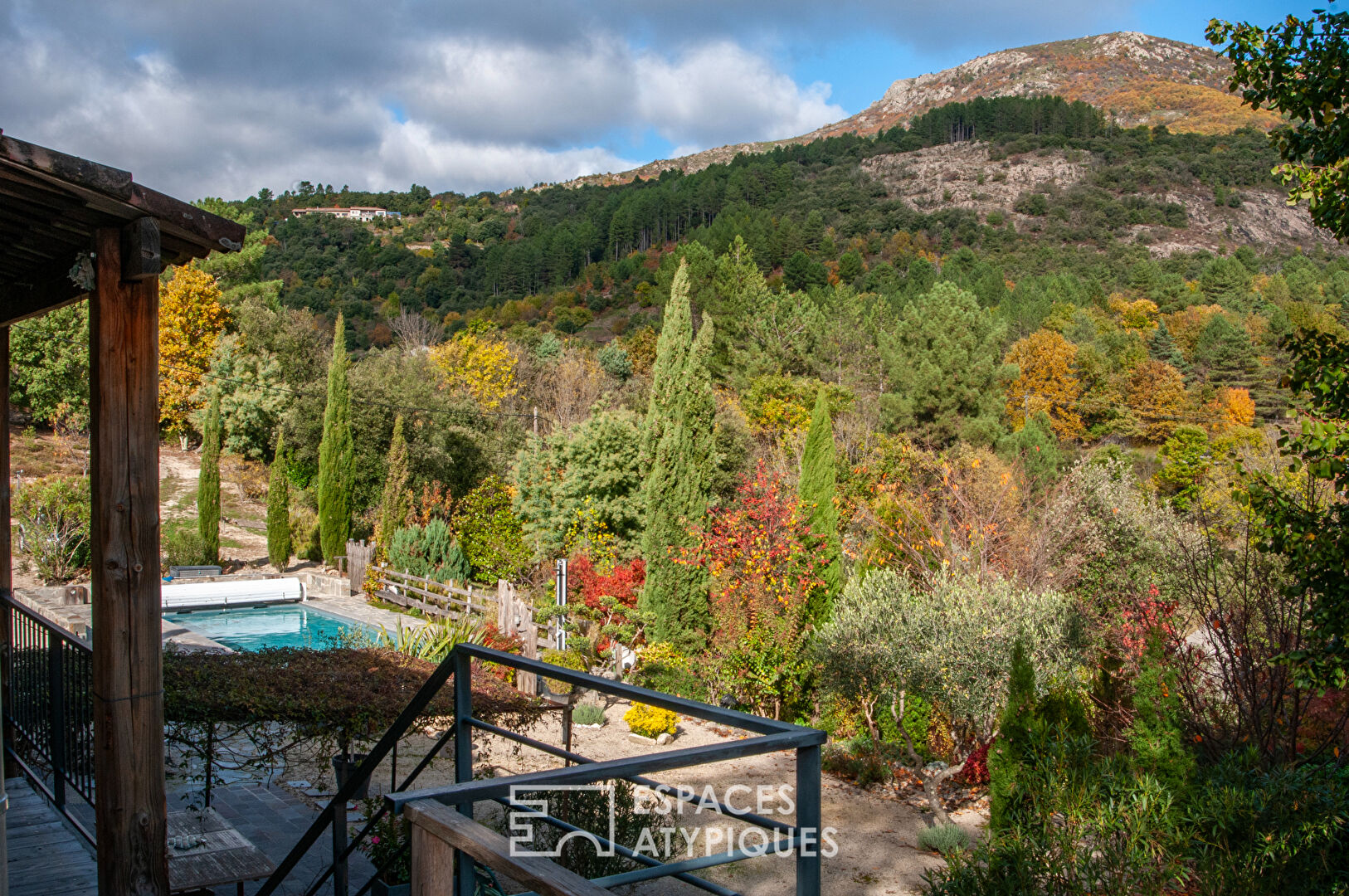 Mas de caractère avec piscine, panneaux solaires et vue sur la montagne