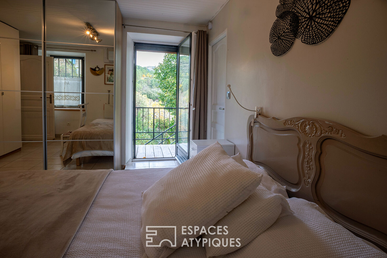 Mas de caractère avec piscine, panneaux solaires et vue sur la montagne